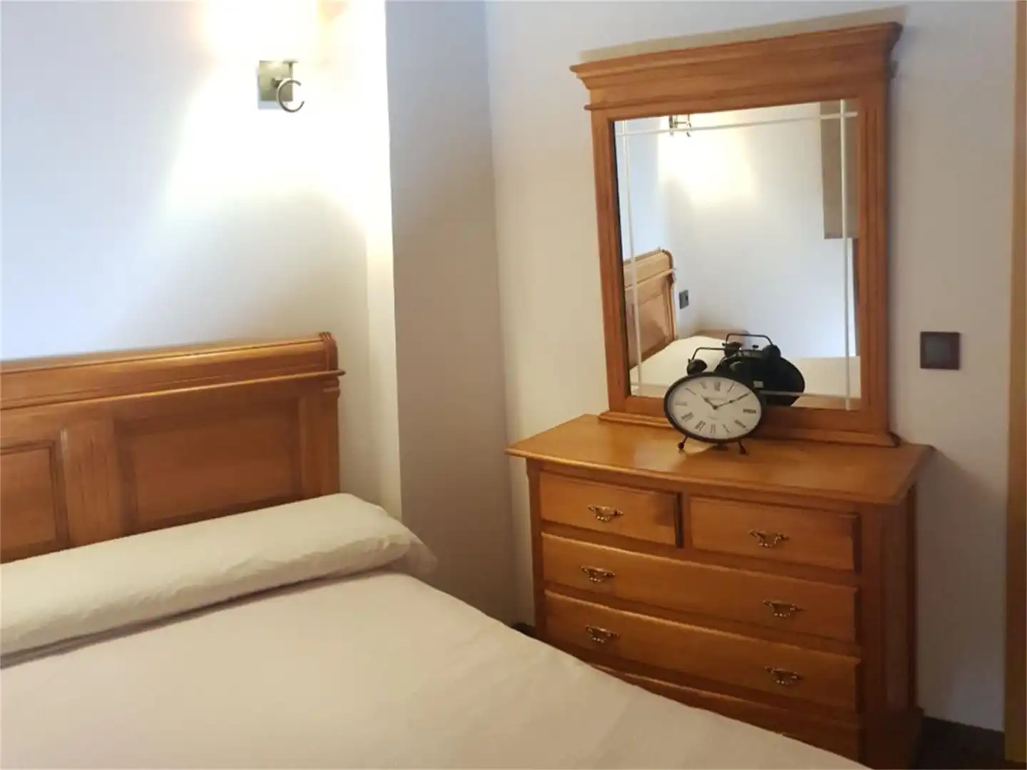 Schlafzimmer von Einfamilien-Reihenhaus zum Verkauf in Valdastillas mit Klimaanlage, Heizung und Möbliert