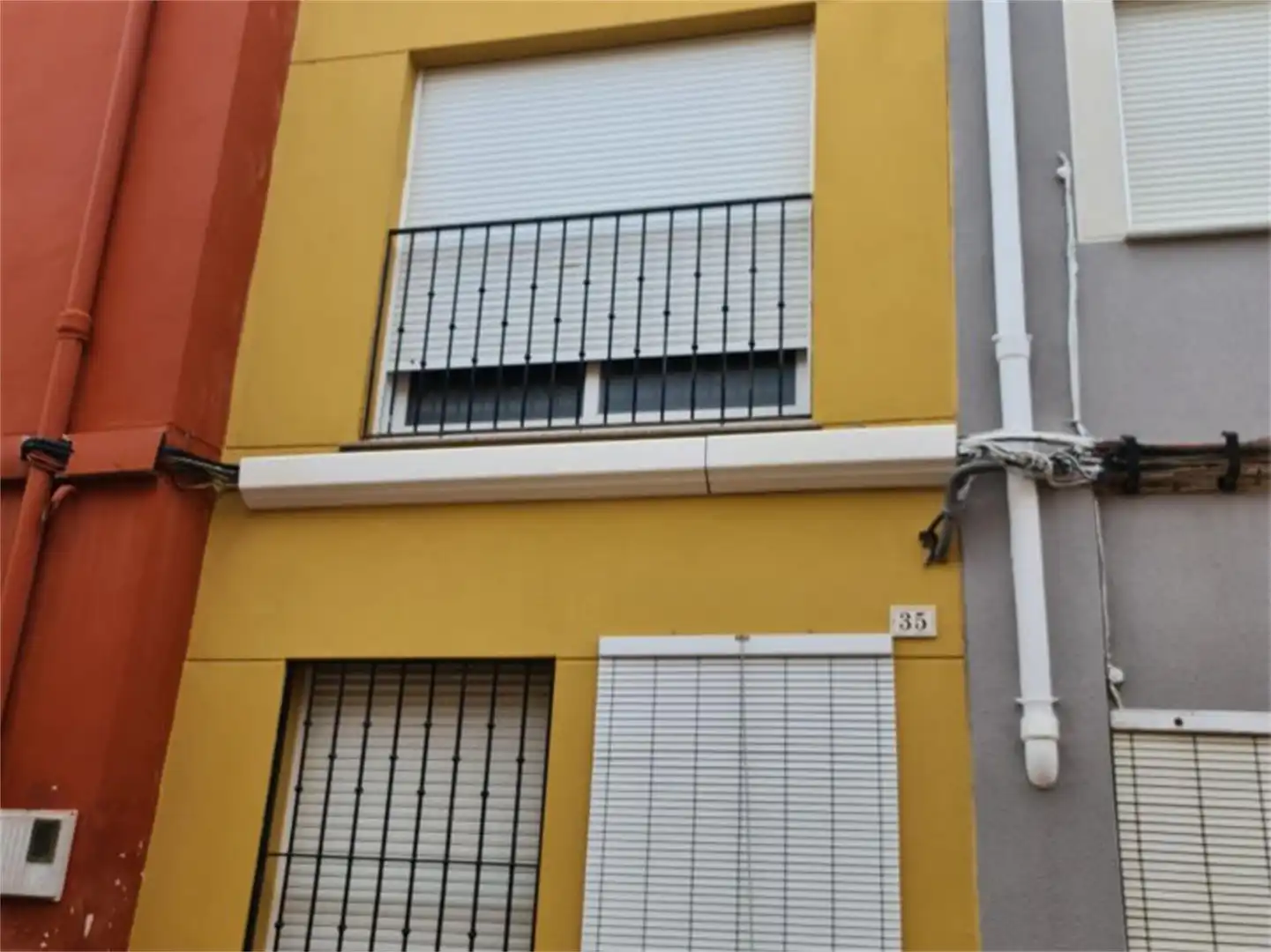 Vista exterior de Casa adosada en venda en Gandia amb Aire condicionat, Terrassa i Balcó