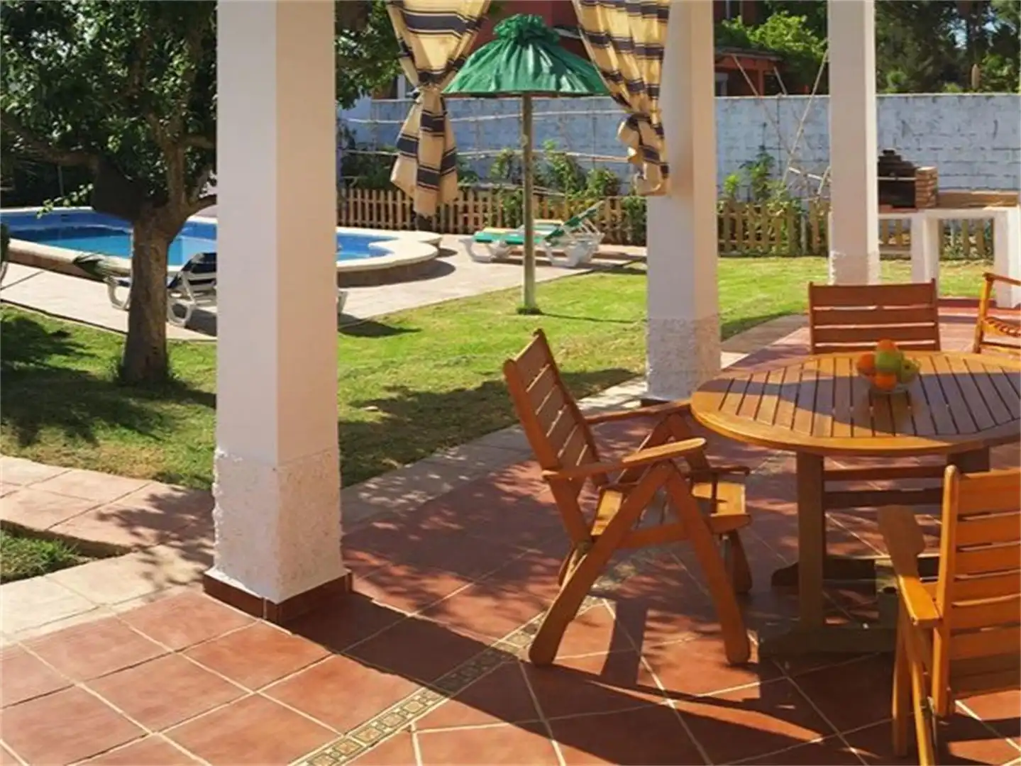 Vista exterior de Casa o xalet de lloguer en Barbate amb Jardí privat, Piscina i Moblat