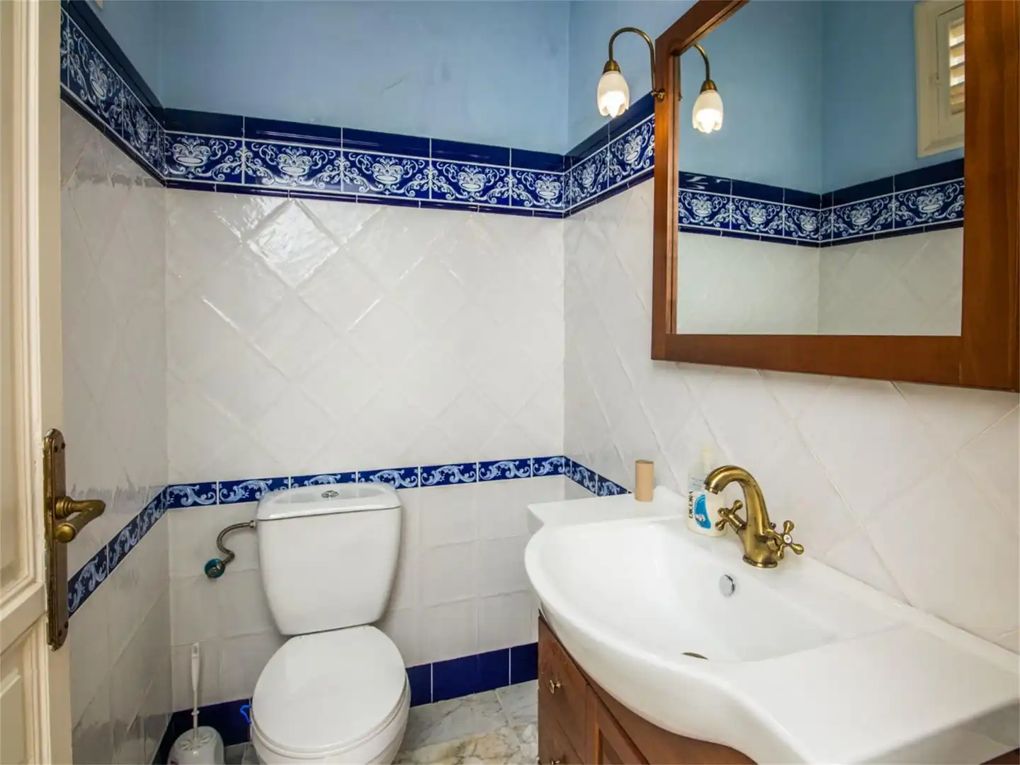 Houses for sale in Avenida de Bajo de Guía, 8, Centro - Calzada - Cabo Noval Bathroom of Houses for sale in Sanlúcar de Barrameda with Air Conditioner, Heating and Private garden