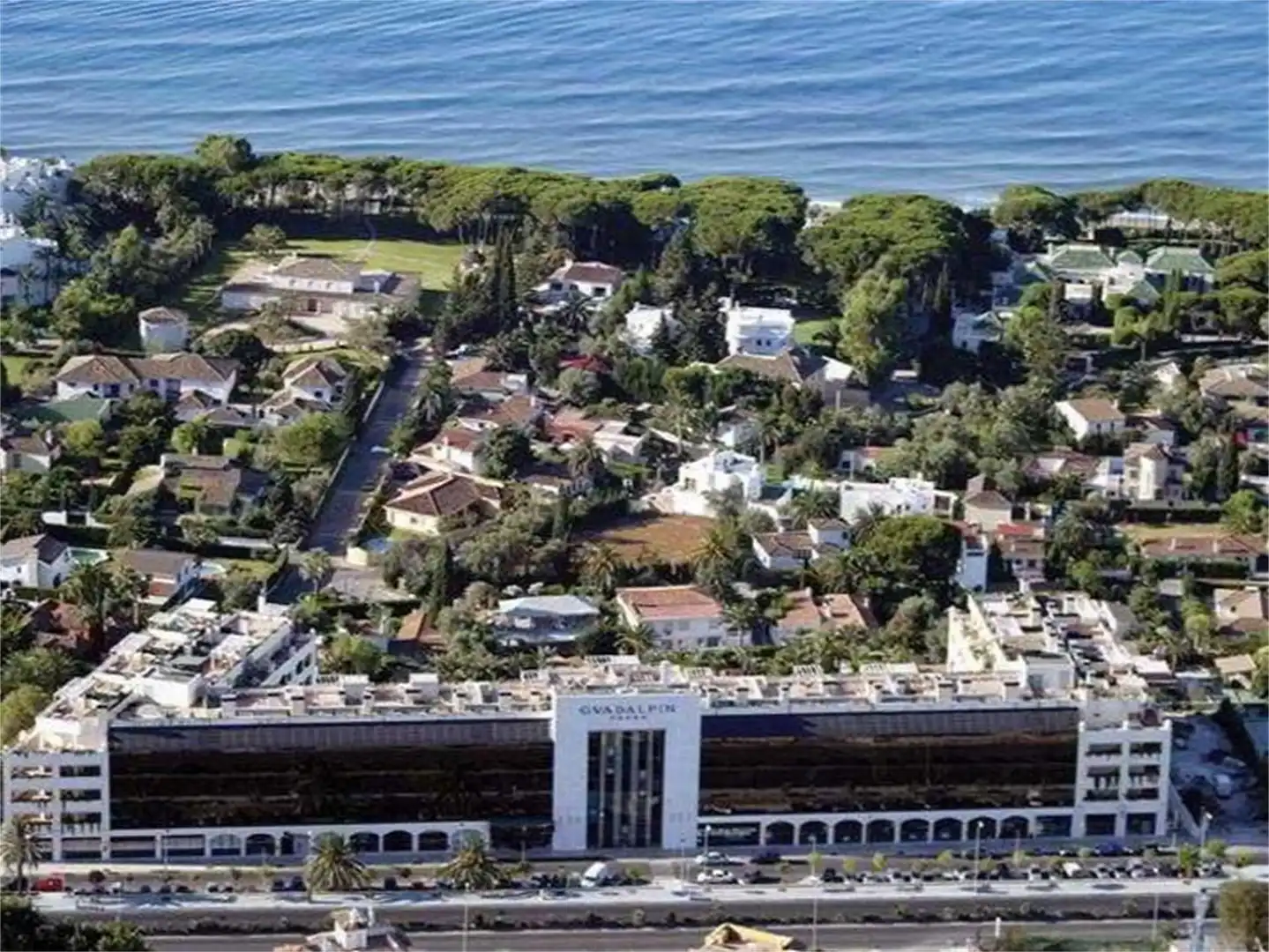 Vista exterior de Pis en venda en Marbella amb Piscina comunitària