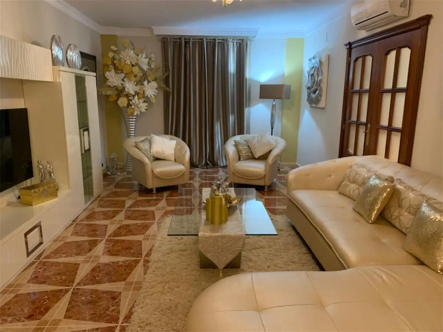 Sala d'estar de Casa o xalet en venda en Torredonjimeno amb Aire condicionat, Terrassa i Balcó