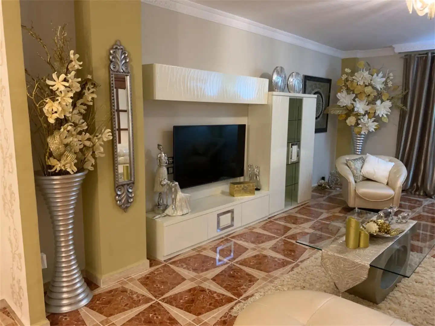 Sala d'estar de Casa o xalet en venda en Torredonjimeno amb Aire condicionat, Terrassa i Balcó
