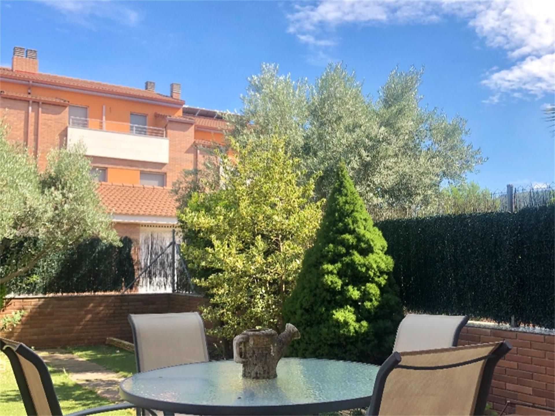 Vista exterior de Casa adosada en venda en Callús amb Jardí privat, Terrassa i Balcó