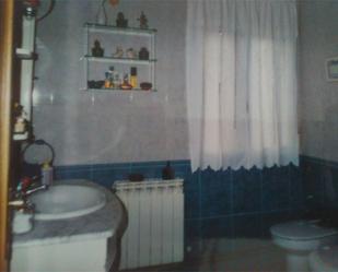Bany de Casa o xalet en venda en Piedrabuena amb Terrassa, Piscina i Balcó