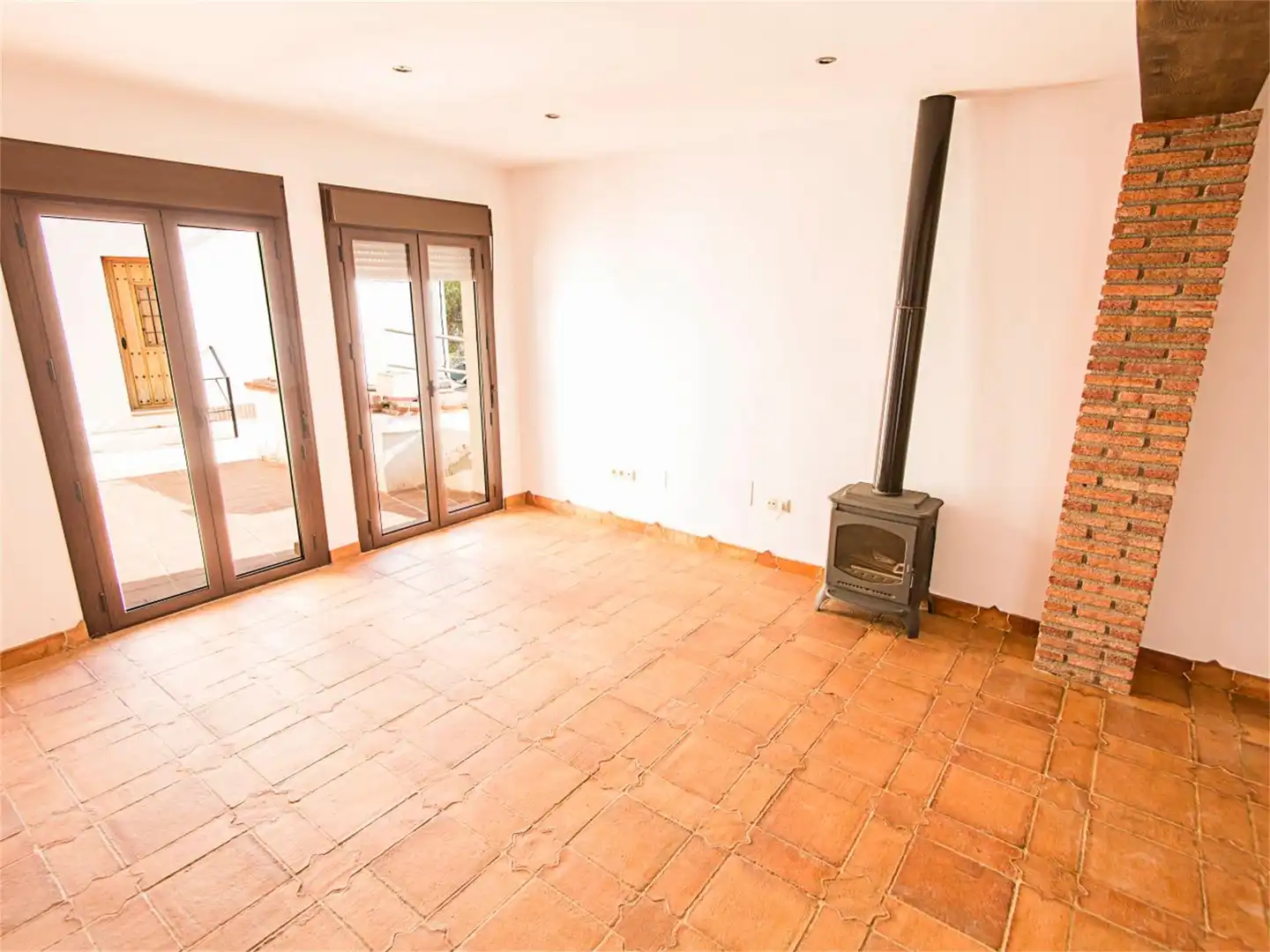 Sala de estar de Casa adosada en venta en Vélez de Benaudalla con Terraza, Piscina y Balcón