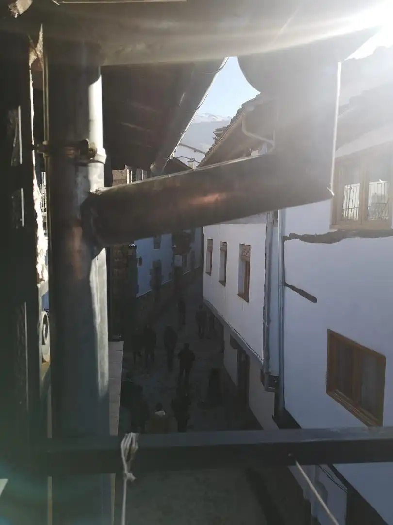 Außenansicht von Einfamilien-Reihenhaus zum Verkauf in Candelario mit Waschmaschine, Mikrowelle und Balkon