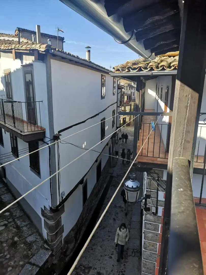 Außenansicht von Einfamilien-Reihenhaus zum Verkauf in Candelario mit Waschmaschine, Mikrowelle und Balkon
