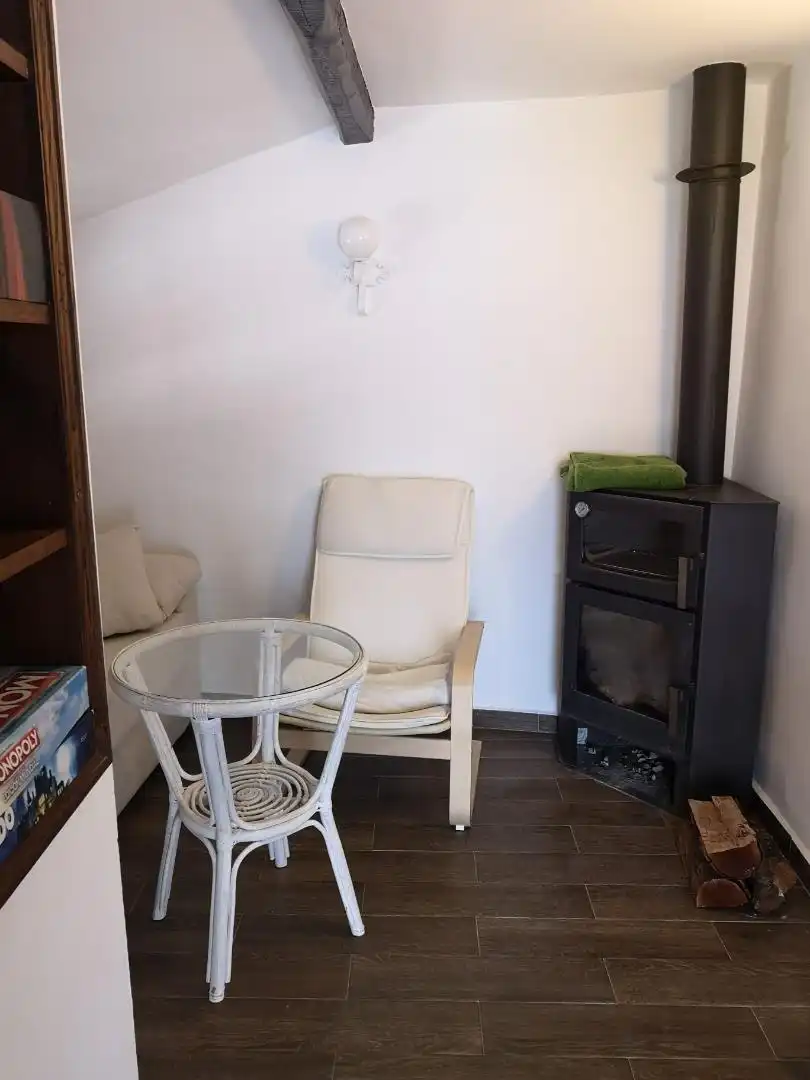 Wohnzimmer von Einfamilien-Reihenhaus zum Verkauf in Candelario mit Waschmaschine, Mikrowelle und Balkon