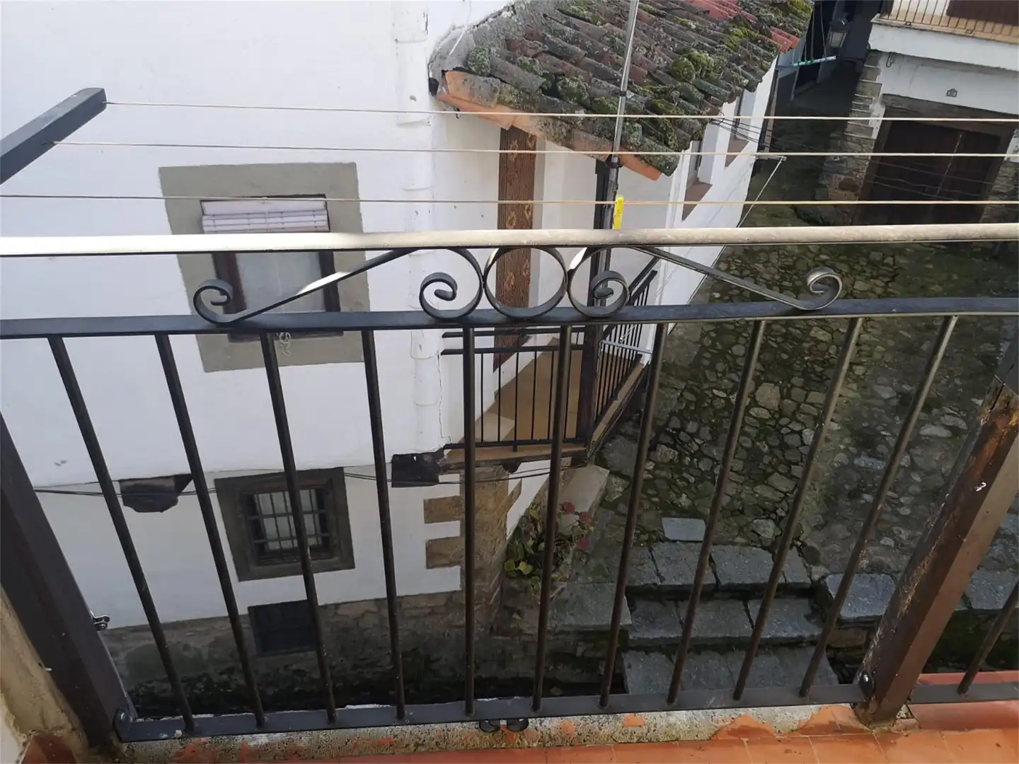 Terrasse von Einfamilien-Reihenhaus zum Verkauf in Candelario mit Waschmaschine, Mikrowelle und Balkon