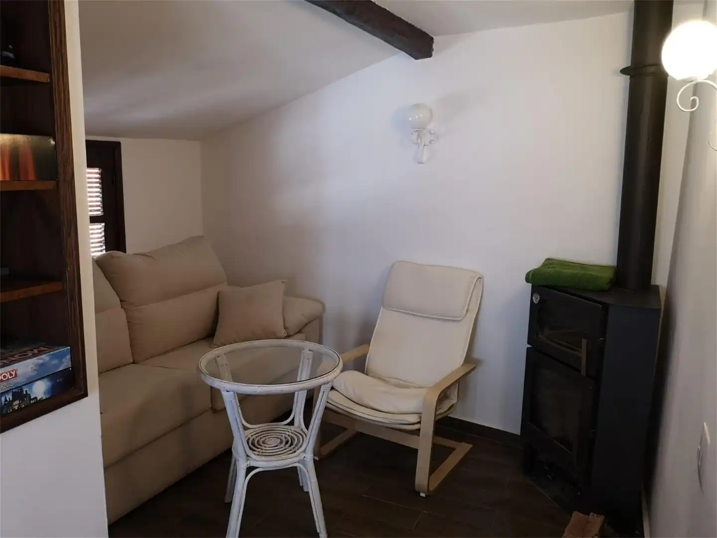 Wohnzimmer von Einfamilien-Reihenhaus zum Verkauf in Candelario mit Waschmaschine, Mikrowelle und Balkon