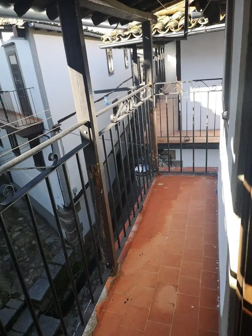 Terrasse von Einfamilien-Reihenhaus zum Verkauf in Candelario mit Waschmaschine, Mikrowelle und Balkon