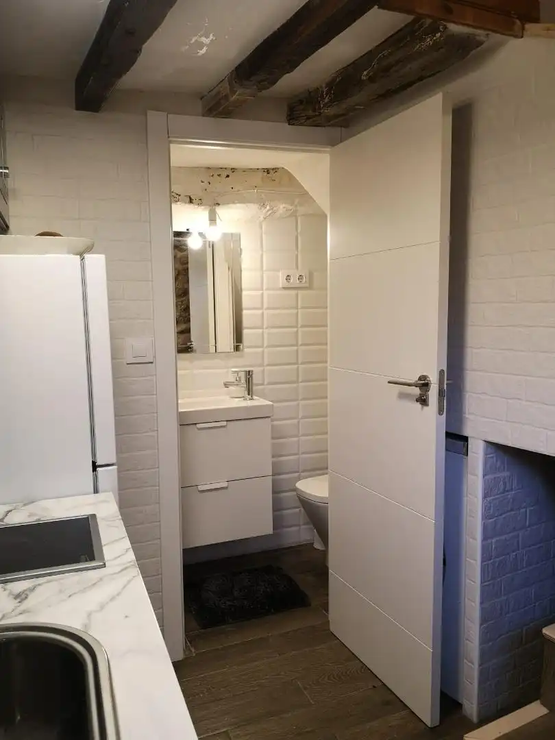 Badezimmer von Einfamilien-Reihenhaus zum Verkauf in Candelario mit Waschmaschine, Mikrowelle und Balkon