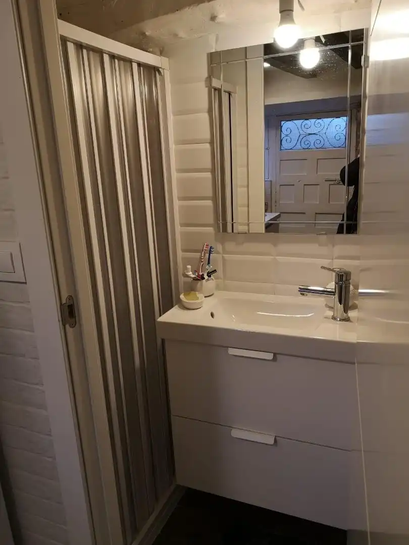 Badezimmer von Einfamilien-Reihenhaus zum Verkauf in Candelario mit Waschmaschine, Mikrowelle und Balkon