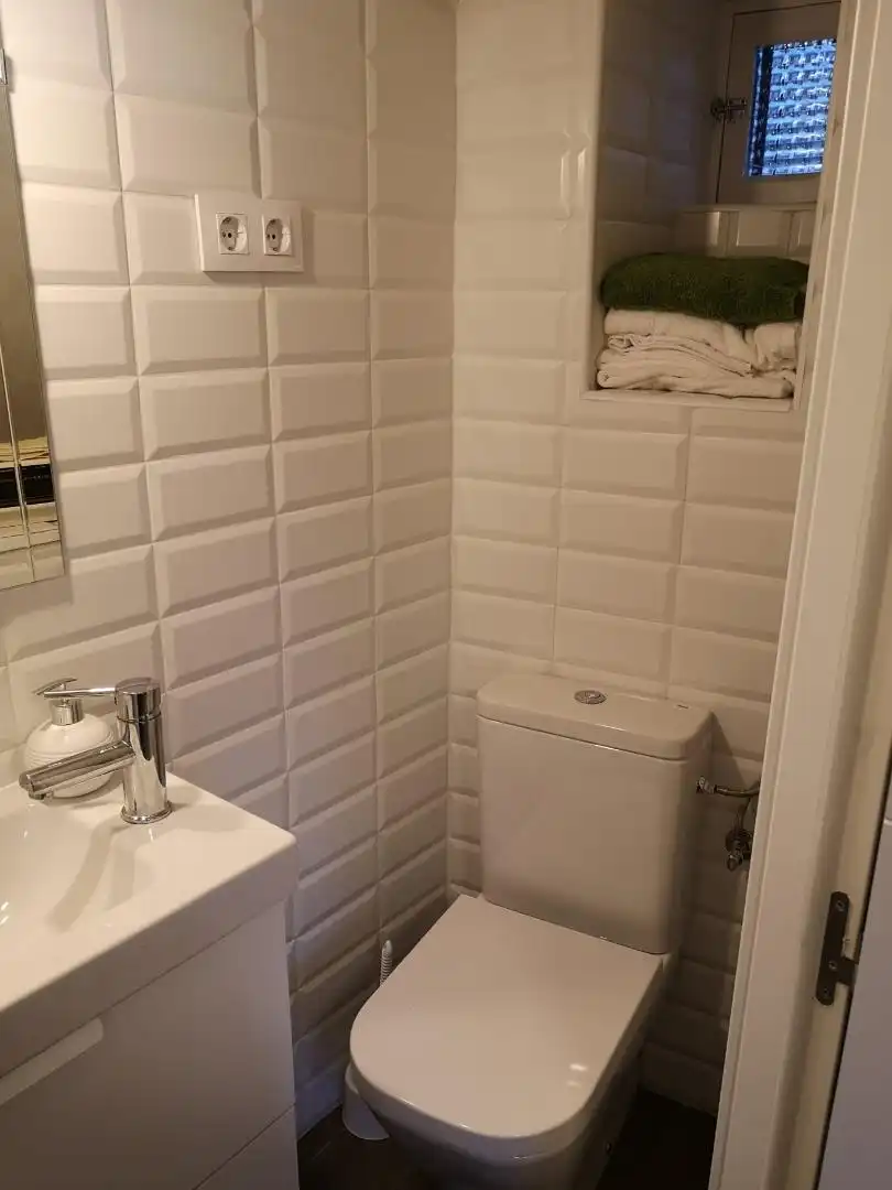 Badezimmer von Einfamilien-Reihenhaus zum Verkauf in Candelario mit Waschmaschine, Mikrowelle und Balkon