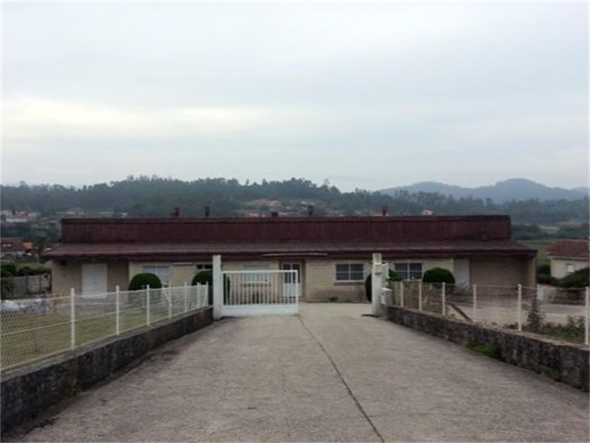 Vista exterior de Nau industrial en venda en Caldas de Reis