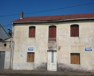 Vista exterior de Casa adosada en venda en Outes amb Jardí privat