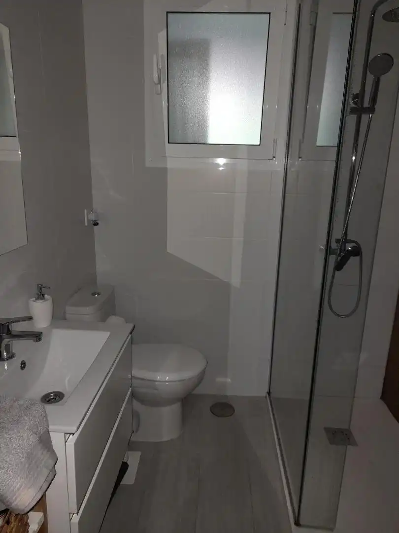 Piso en venta en Calle Callejón, 25, Setenil de las Bodegas Baño de Piso en venta en Setenil de las Bodegas con Aire acondicionado, Calefacción y Amueblado