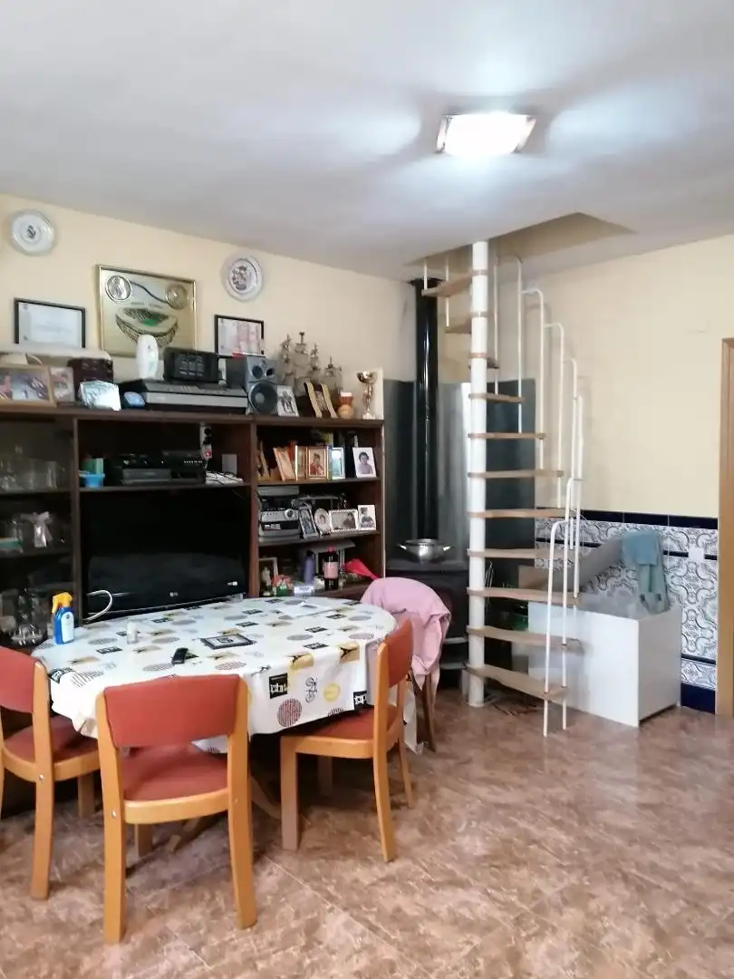 Einfamilien-Reihenhaus zum Verkauf in Barrio Verde, Villahermosa del Campo Wohnzimmer von Einfamilien-Reihenhaus zum Verkauf in Villahermosa del Campo mit Klimaanlage, Heizung und Terrasse