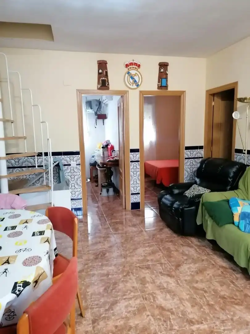 Einfamilien-Reihenhaus zum Verkauf in Barrio Verde, Villahermosa del Campo Einfamilien-Reihenhaus zum Verkauf in Villahermosa del Campo mit Klimaanlage, Heizung und Terrasse