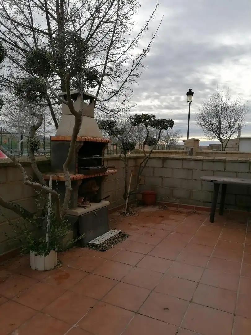 Einfamilien-Reihenhaus zum Verkauf in Barrio Verde, Villahermosa del Campo Außenansicht von Einfamilien-Reihenhaus zum Verkauf in Villahermosa del Campo mit Klimaanlage, Heizung und Terrasse