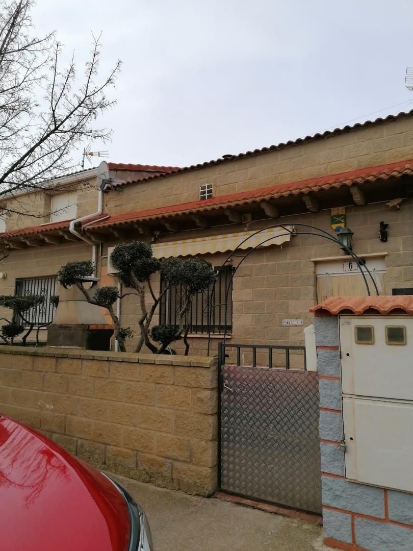 Vista exterior de Casa adosada en venda en Villahermosa del Campo amb Aire condicionat, Calefacció i Terrassa