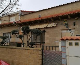 Vista exterior de Casa adosada en venda en Villahermosa del Campo amb Aire condicionat i Terrassa