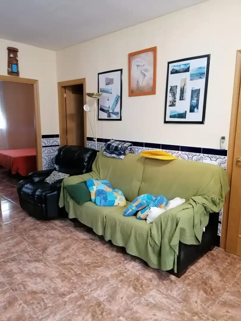 Einfamilien-Reihenhaus zum Verkauf in Barrio Verde, Villahermosa del Campo Wohnzimmer von Einfamilien-Reihenhaus zum Verkauf in Villahermosa del Campo mit Klimaanlage, Heizung und Terrasse