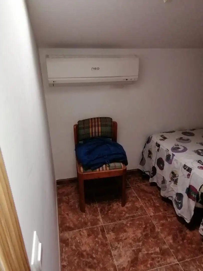 Einfamilien-Reihenhaus zum Verkauf in Barrio Verde, Villahermosa del Campo Schlafzimmer von Einfamilien-Reihenhaus zum Verkauf in Villahermosa del Campo mit Klimaanlage, Heizung und Terrasse