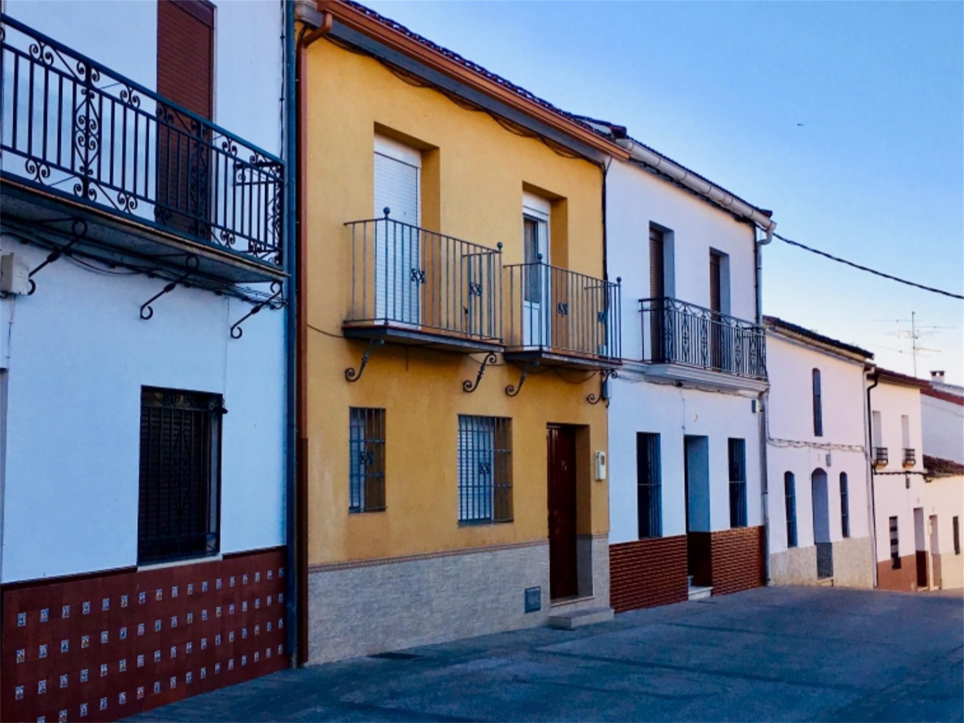 Vista exterior de Casa adosada en venda en Las Navas de la Concepción amb Aire condicionat, Calefacció i Terrassa