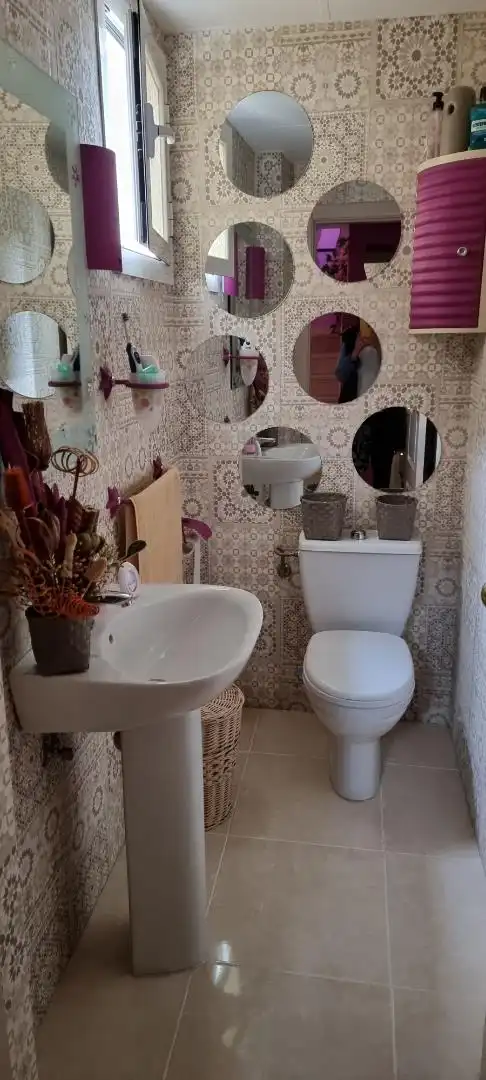 Casa adosada en venta en Calle Acebuche, Balcón de Sevilla - Atalaya - La Uva - La Extremeña Baño de Casa adosada en venta en Camas con Aire acondicionado, Calefacción y Jardín privado