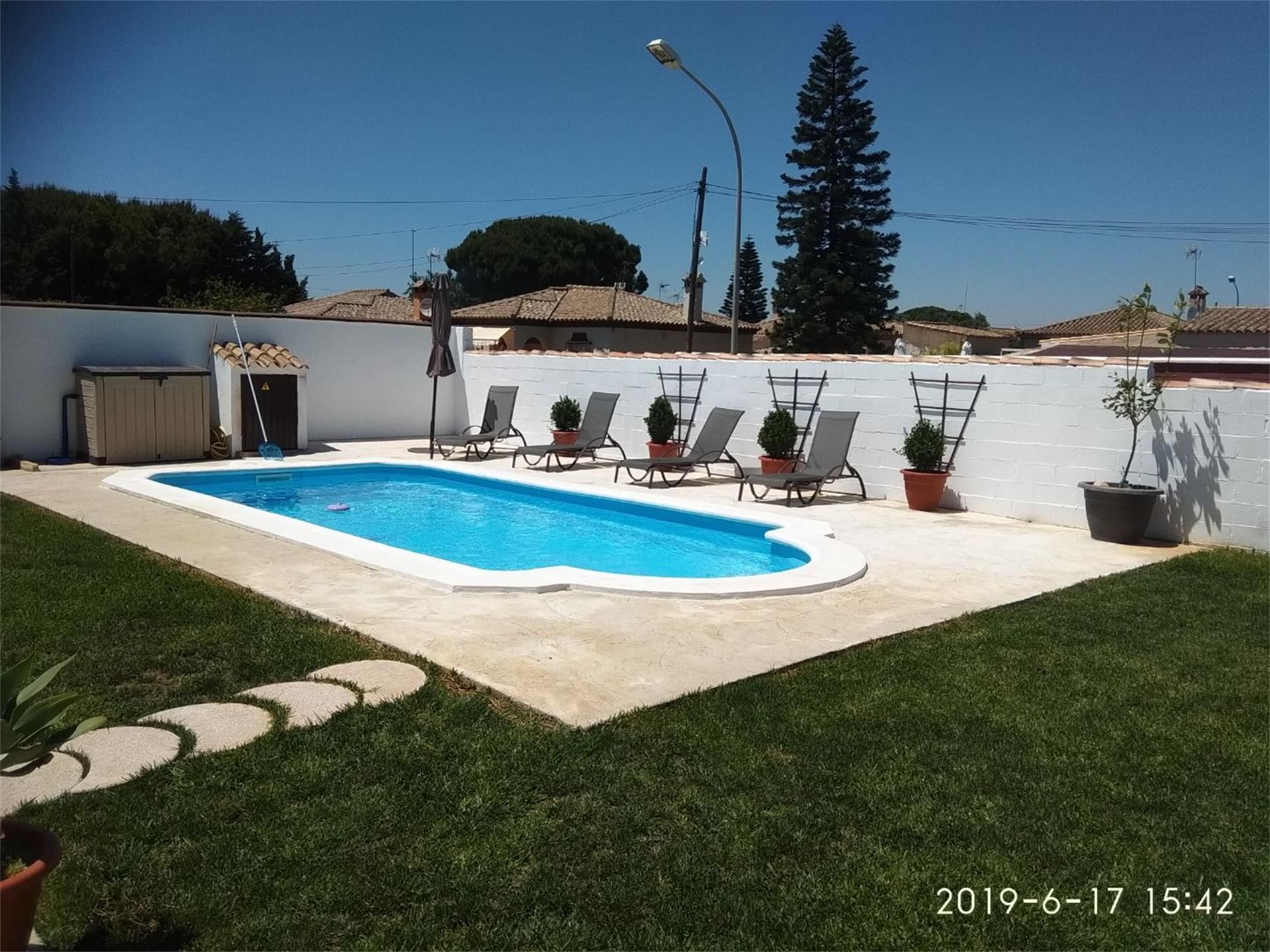 Swimming pool of House or chalet for sale in Chiclana de la Frontera  with Washing machine and Microwave