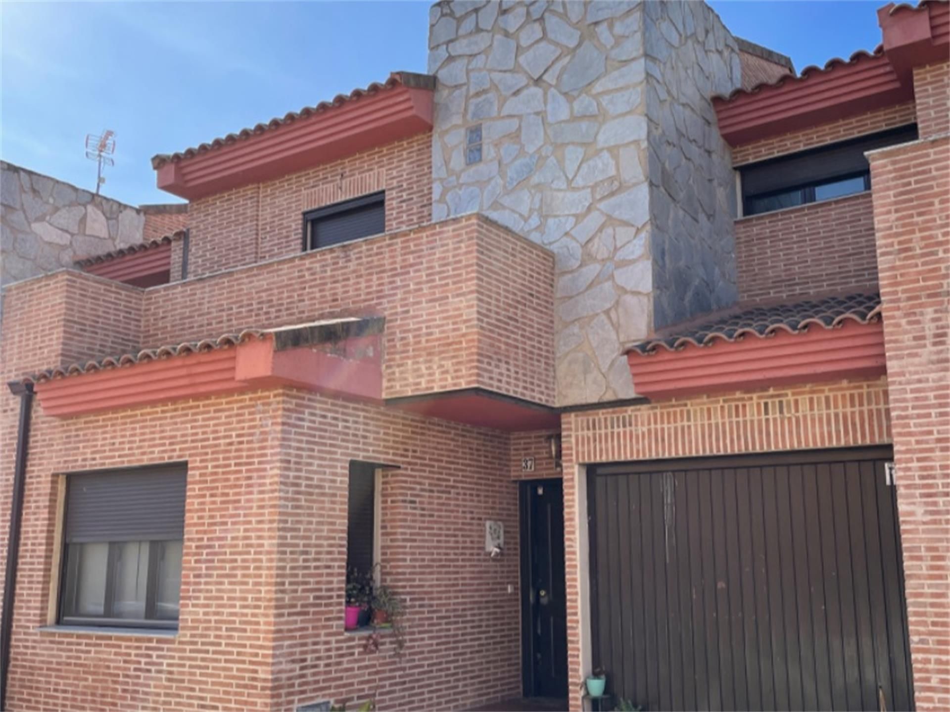 Vista exterior de Casa adosada en venda en San Román de los Montes amb Aire condicionat, Terrassa i Balcó