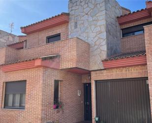 Exterior view of Single-family semi-detached for sale in San Román de los Montes  with Air Conditioner, Terrace and Balcony