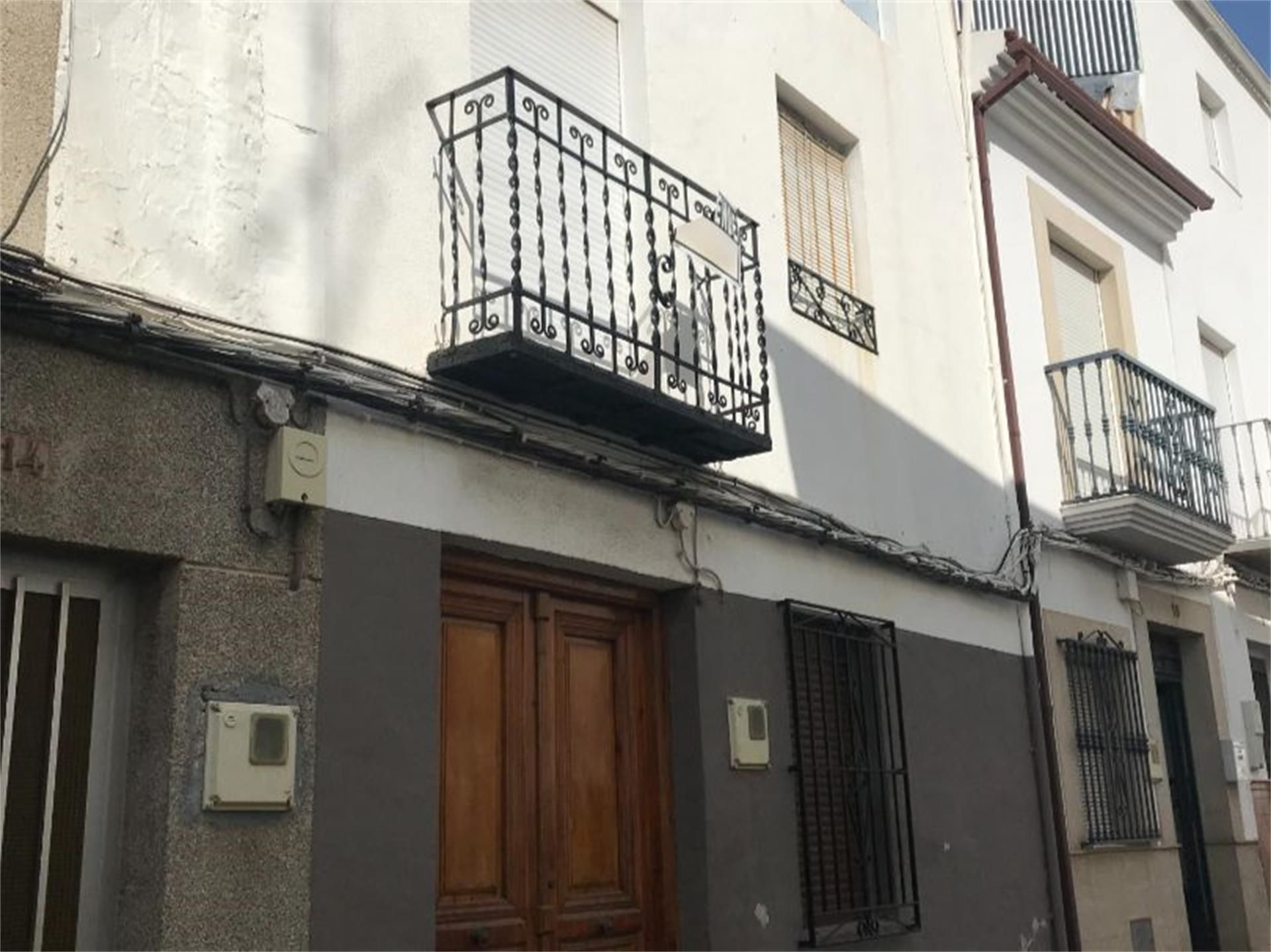 Vista exterior de Casa adosada en venda en Valdepeñas de Jaén amb Terrassa i Balcó