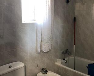 Badezimmer von Einfamilien-Reihenhaus zum verkauf in Morón de Almazán