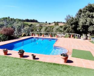 Piscina de Casa o xalet en venda en Caldes de Montbui