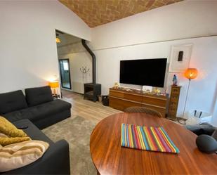 Sala d'estar de Casa adosada en venda en La Bisbal d'Empordà amb Terrassa i Balcó