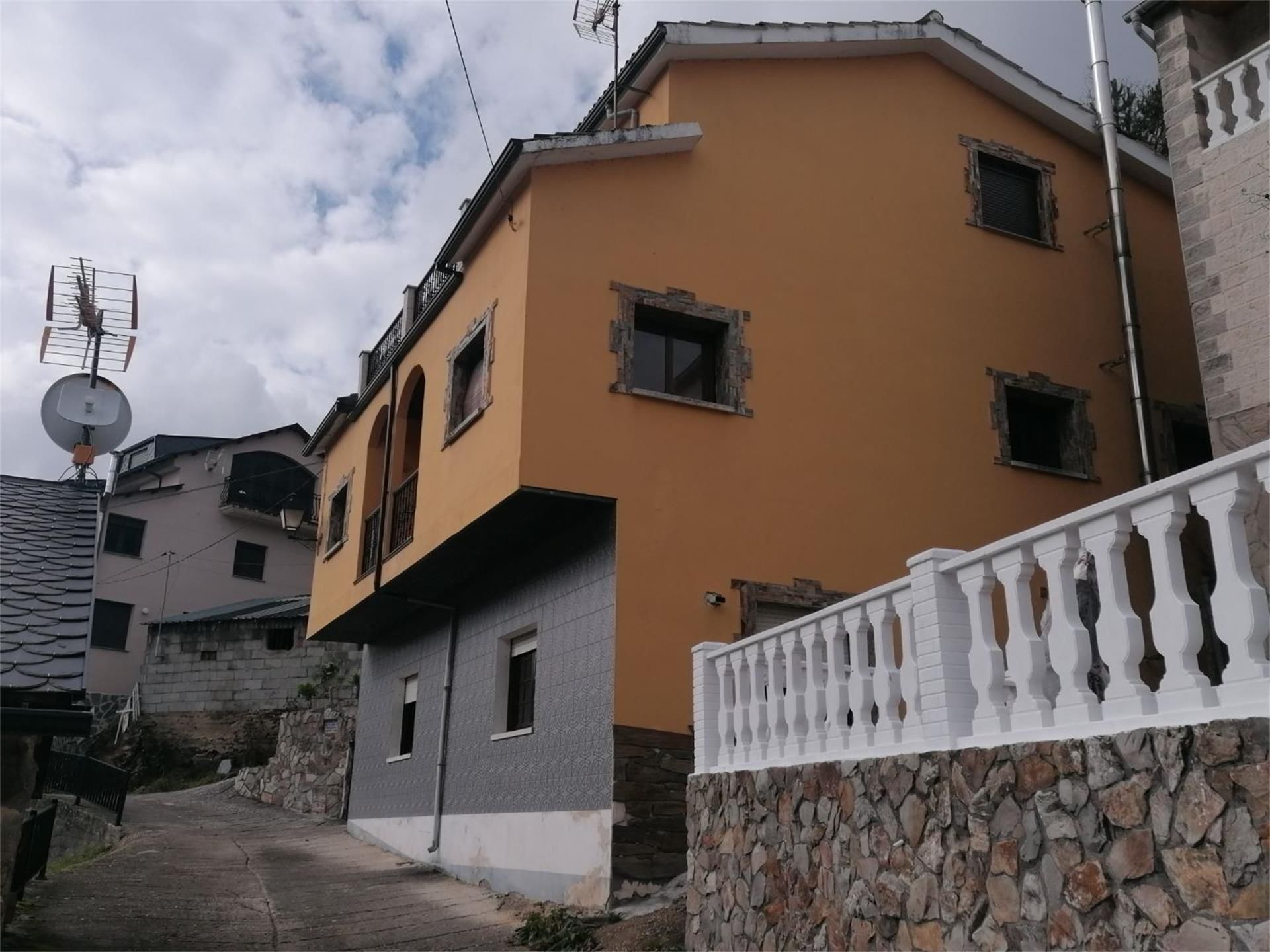 Exterior view of House or chalet for sale in Igüeña  with Heating, Balcony and Internet