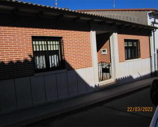 Vista exterior de Casa adosada en venda en Nava del Rey amb Calefacció i Traster