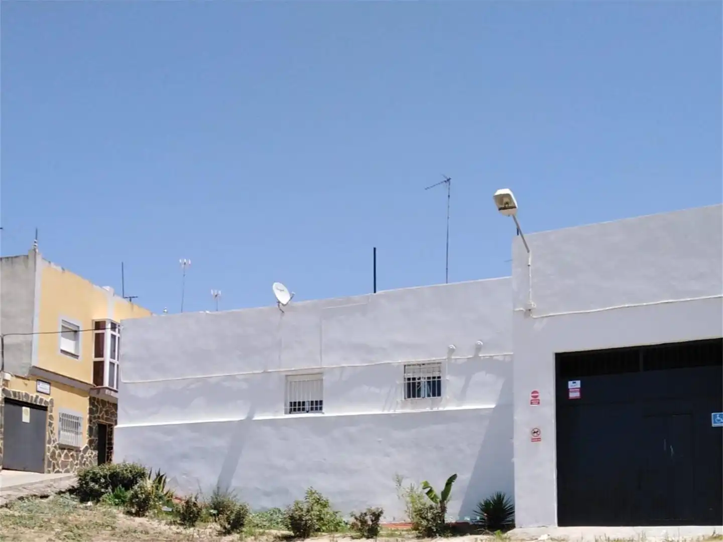 Vista exterior de Casa adosada en venda en Chiclana de la Frontera amb Terrassa, Traster i Moblat