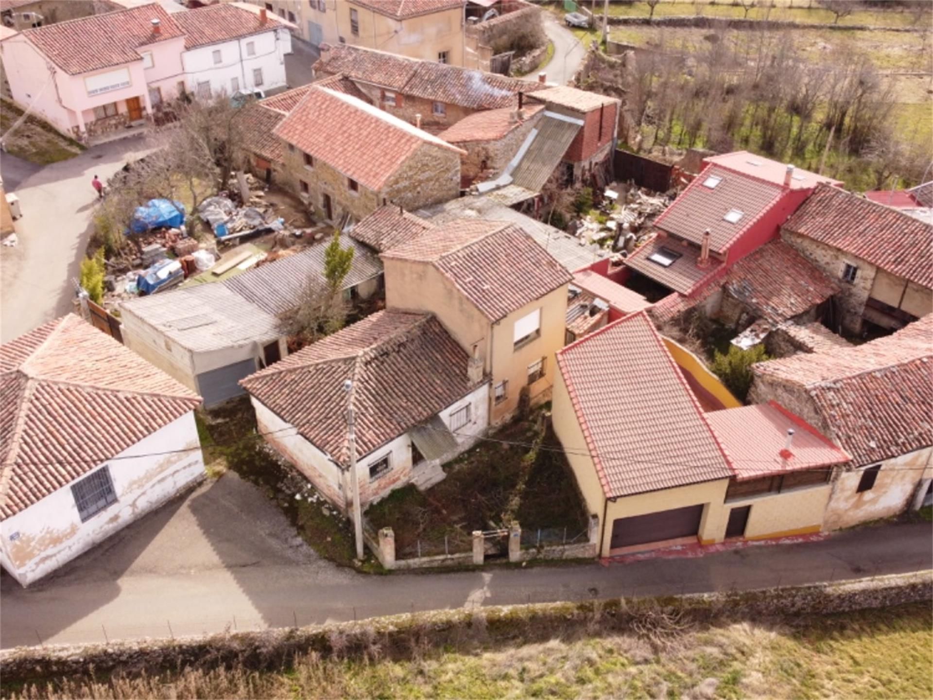 Vista exterior de Casa o xalet en venda en La Robla  amb Jardí privat i Traster