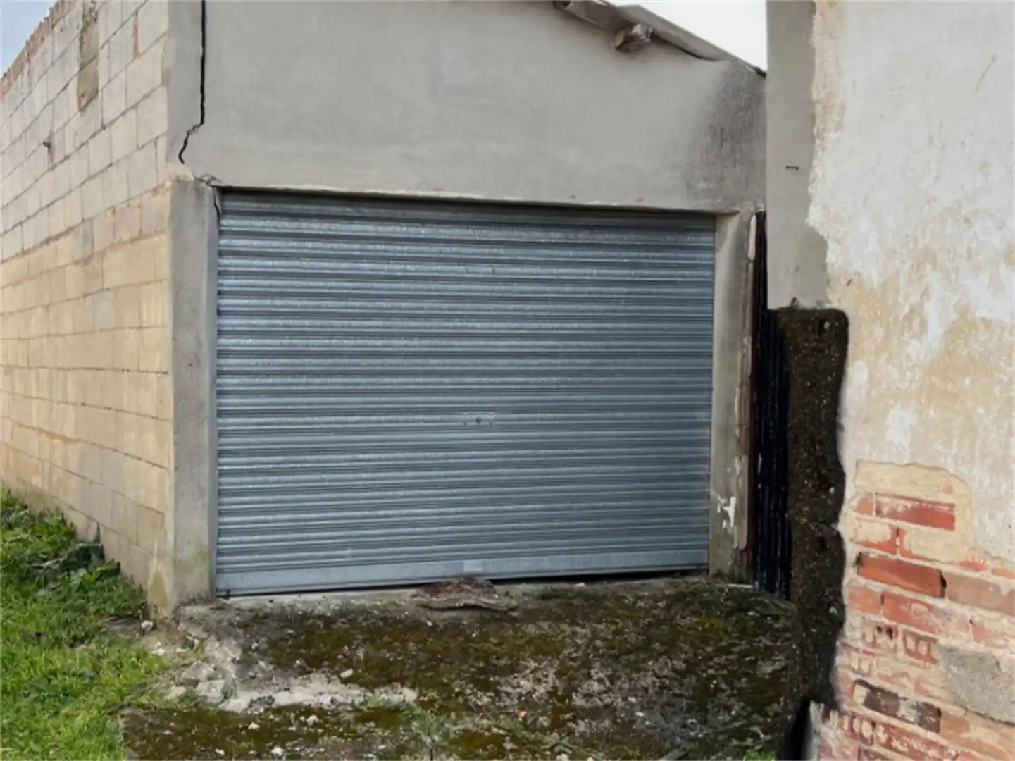 Casa o xalet en venda a Calle la Fuente, La Robla Aparcament de Casa o xalet en venda en La Robla