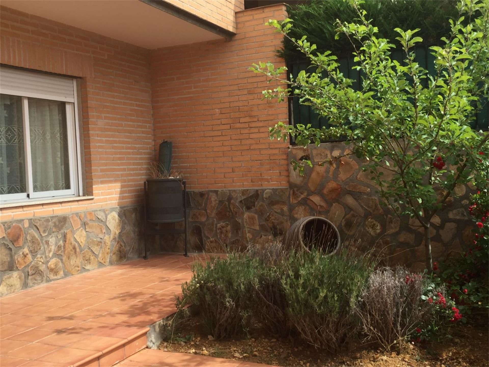 Jardí de Casa adosada en venda en Los Navalucillos amb Jardí privat i Terrassa