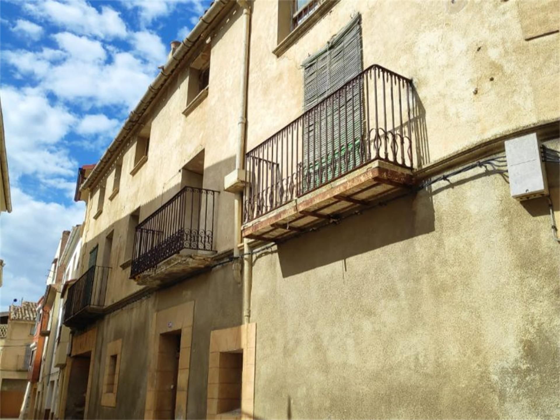 Vista exterior de Casa adosada en venda en Valjunquera amb Terrassa i Balcó