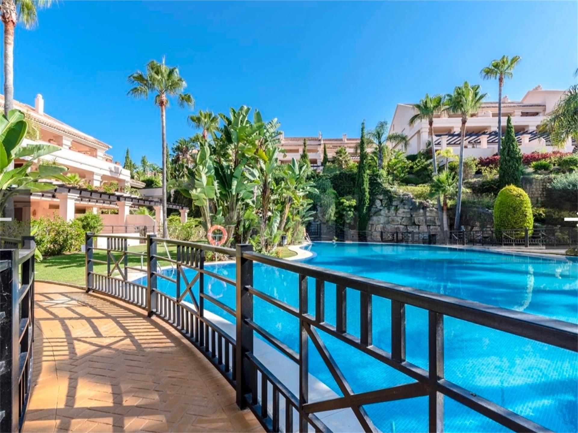 Vista exterior de Apartament en venda en Marbella amb Aire condicionat, Terrassa i Piscina