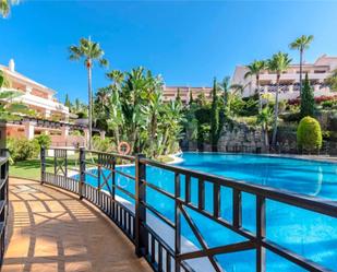 Vista exterior de Apartament en venda en Marbella amb Aire condicionat, Terrassa i Piscina