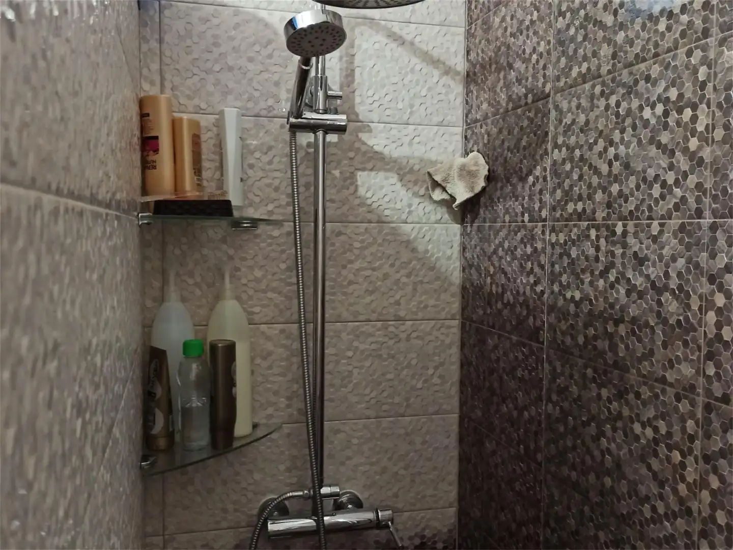 Casa adosada en venta en Calle Flora Tristán, 13, Morón de la Frontera Baño de Casa adosada en venta en Morón de la Frontera con Aire acondicionado, Piscina y Balcón