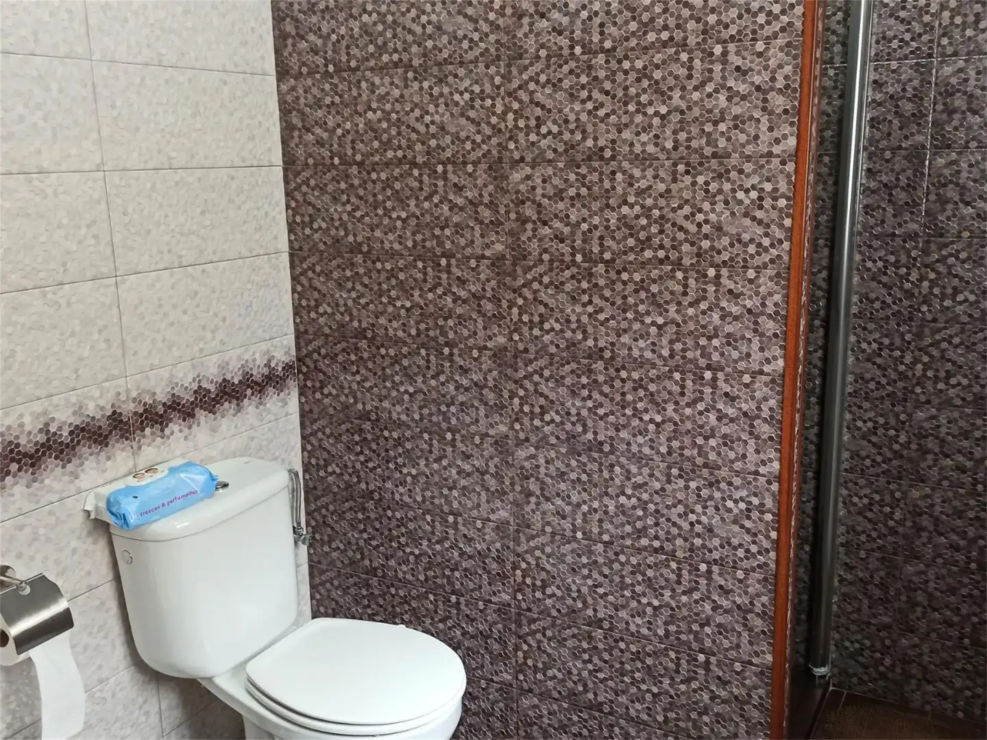 Casa adosada en venta en Calle Flora Tristán, 13, Morón de la Frontera Baño de Casa adosada en venta en Morón de la Frontera con Aire acondicionado, Piscina y Balcón