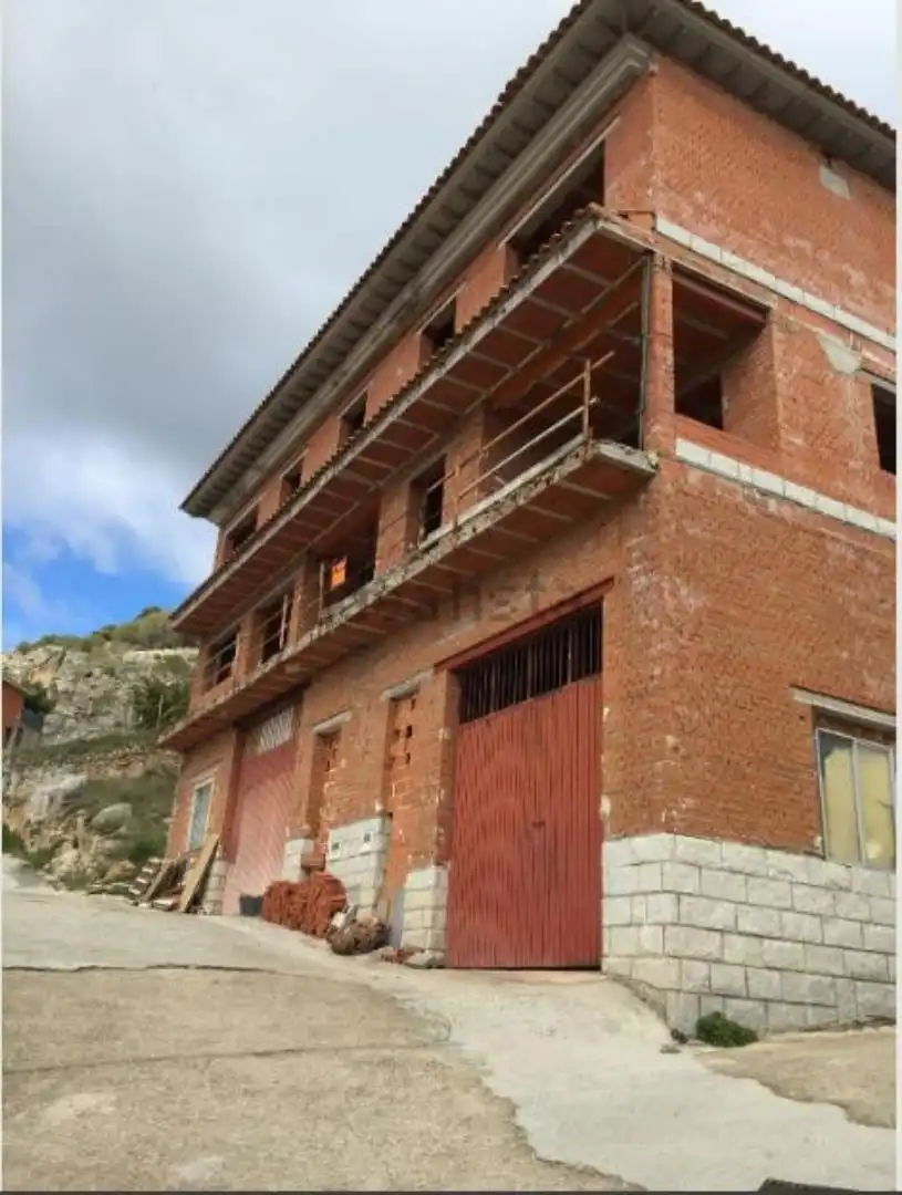 Einfamilien-Reihenhaus zum Verkauf in Calle del Puente, El Hoyo de Pinares Außenansicht von Einfamilien-Reihenhaus zum Verkauf in El Hoyo de Pinares mit Terrasse und Balkon